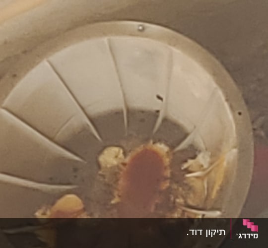 חלק פנימי של דוד שמש עם חלודה ולכלוך